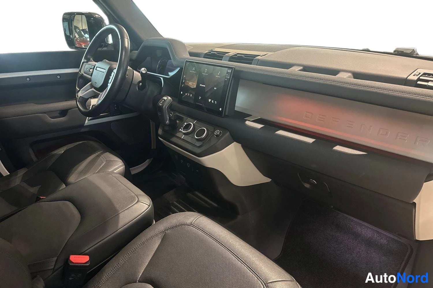 Musta Land Rover Defender 2022, ohjaamo, kuva 9