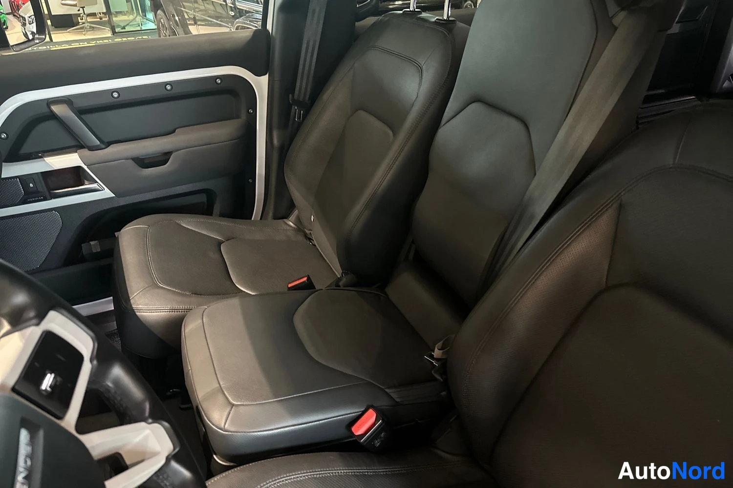 Musta Land Rover Defender 2022, etuistuimet, kuva 11