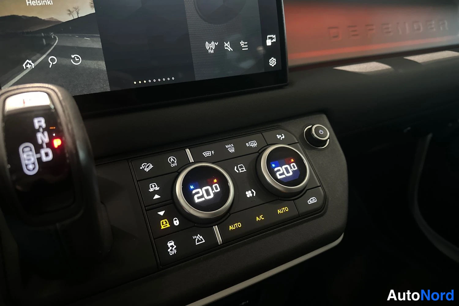 Musta Land Rover Defender 2022, yksityiskohta, kuva 15