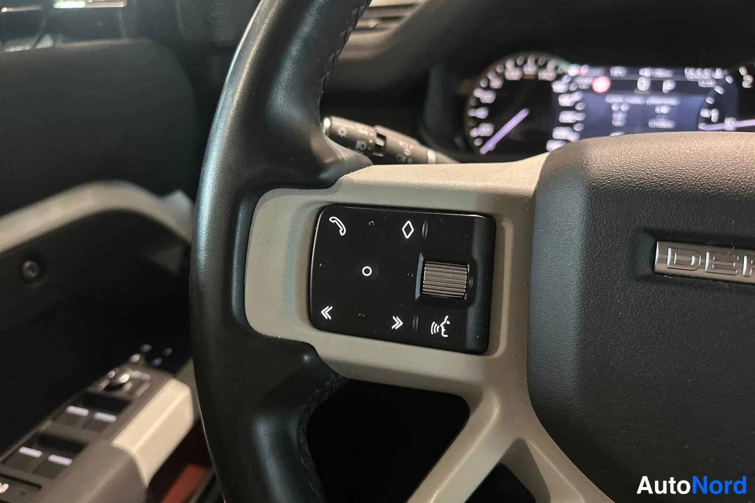 Musta Land Rover Defender 2022, yksityiskohta, kuva 21