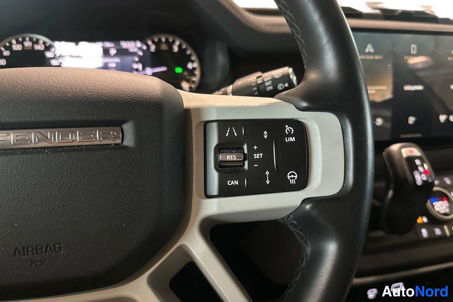 Musta Land Rover Defender 2022, yksityiskohta, kuva 22