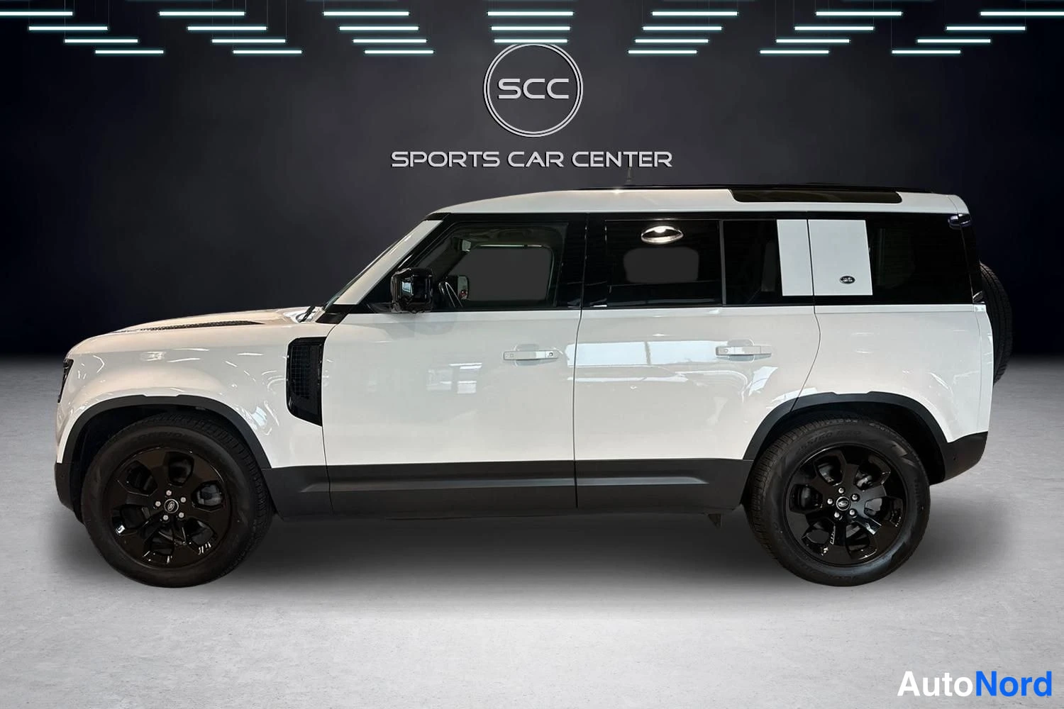 Musta Land Rover Defender 2022, sivulta, kuva 3