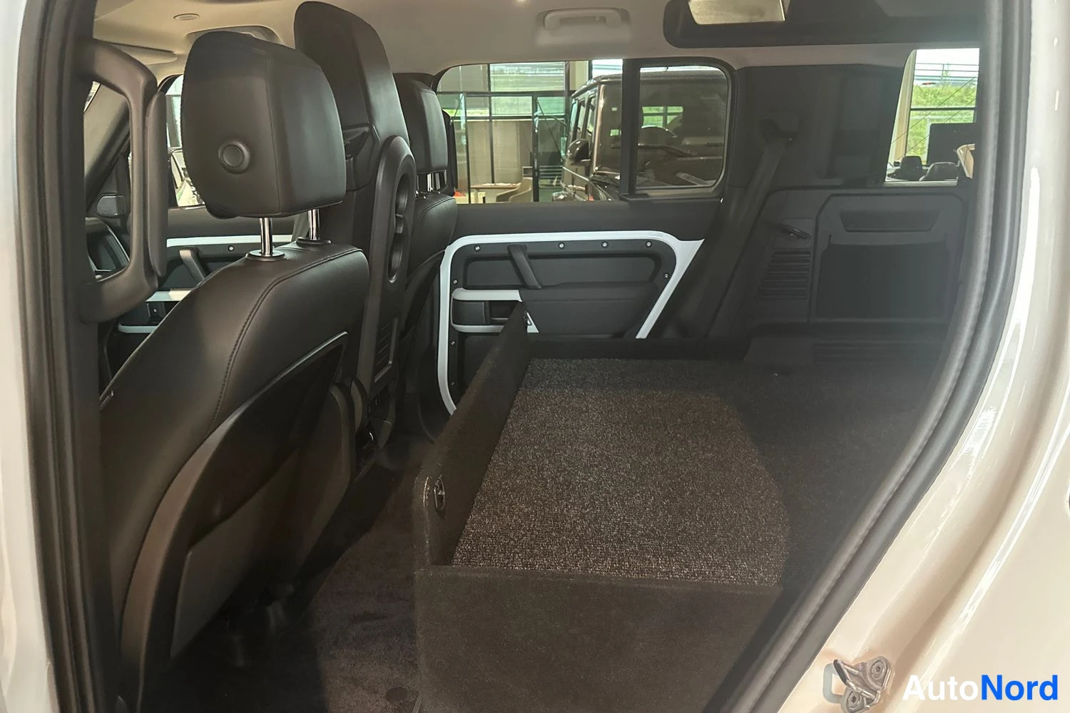 Musta Land Rover Defender 2022, takaistuimet, kuva 13
