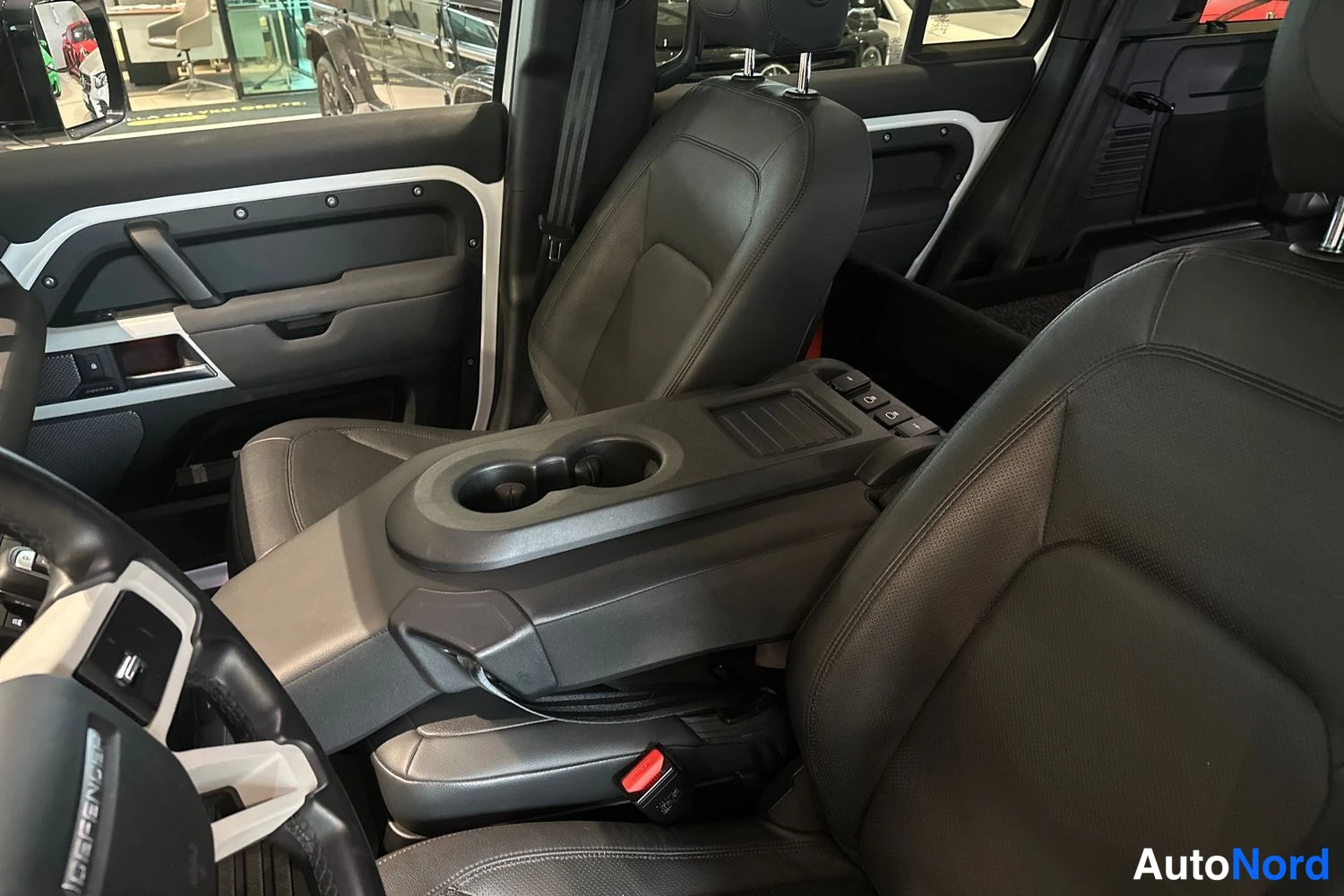 Musta Land Rover Defender 2022, etuistuimet, kuva 12