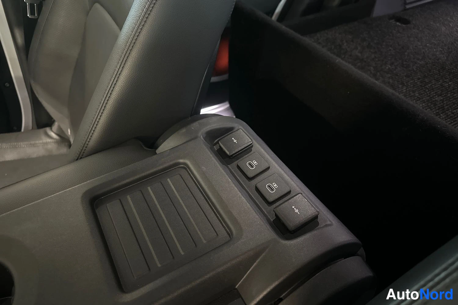 Musta Land Rover Defender 2022, kuva 24