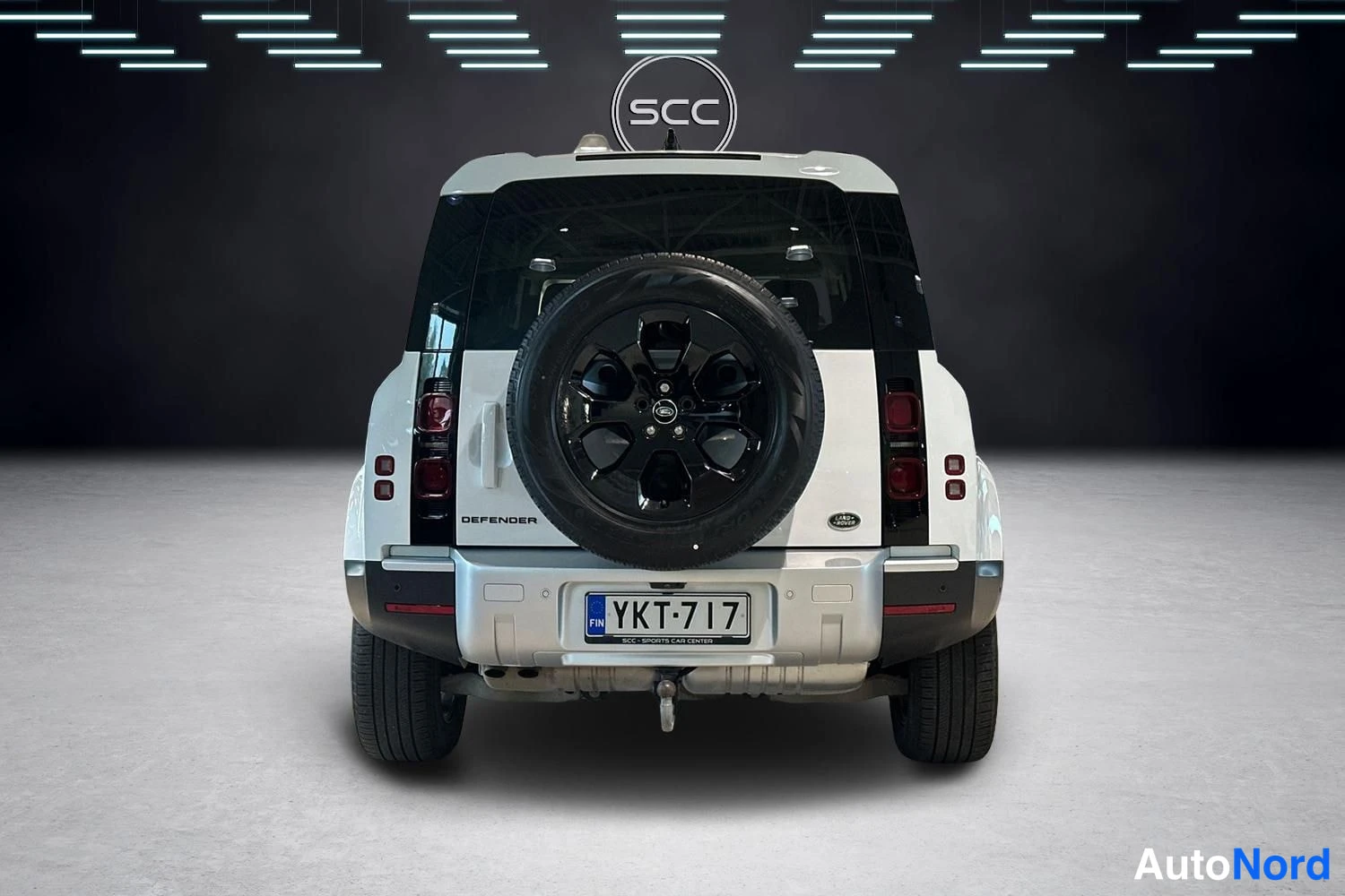 Musta Land Rover Defender 2022, takaa, kuva 5