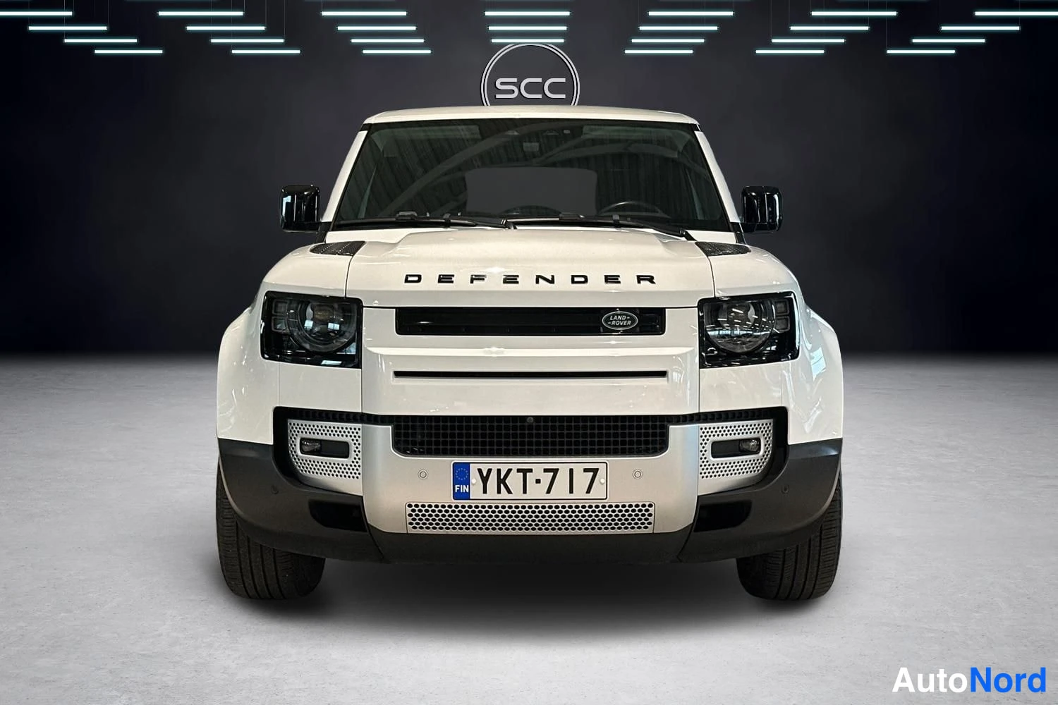 Musta Land Rover Defender 2022, edestä, kuva 2