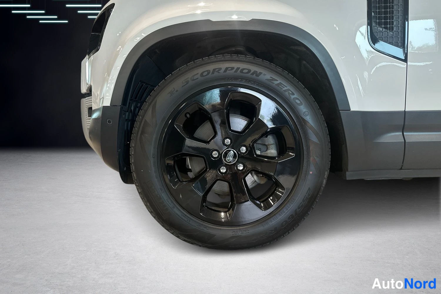 Musta Land Rover Defender 2022, yksityiskohta, kuva 14