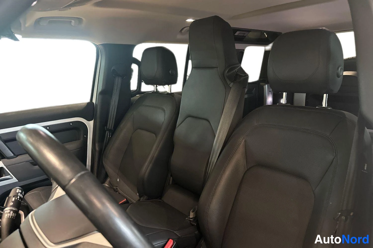 Musta Land Rover Defender 2022, etuistuimet, kuva 10