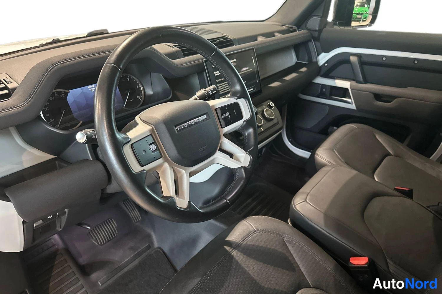 Musta Land Rover Defender 2022, ohjaamo, kuva 6