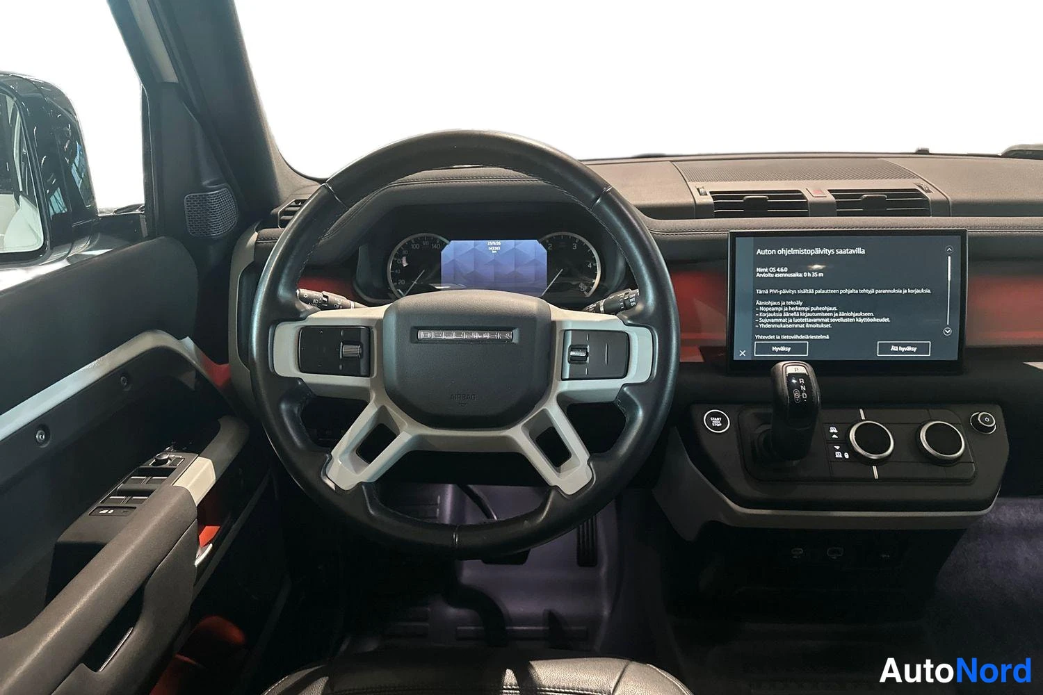 Musta Land Rover Defender 2022, ohjaamo, kuva 7