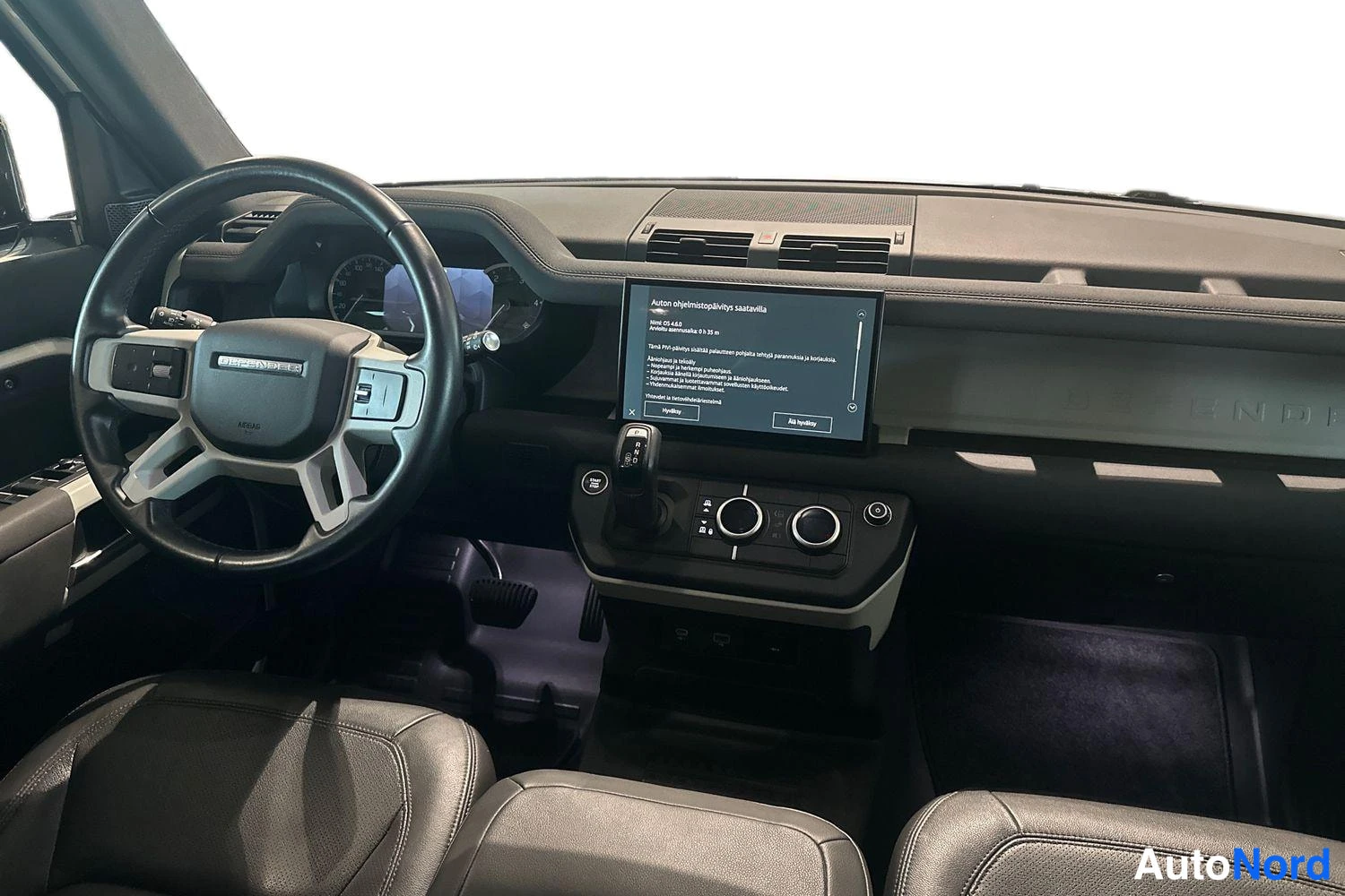 Musta Land Rover Defender 2022, ohjaamo, kuva 8