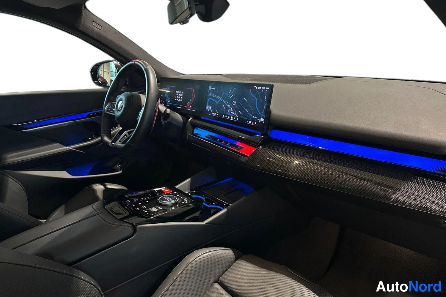 Musta BMW M5 2025, ohjaamo, kuva 9