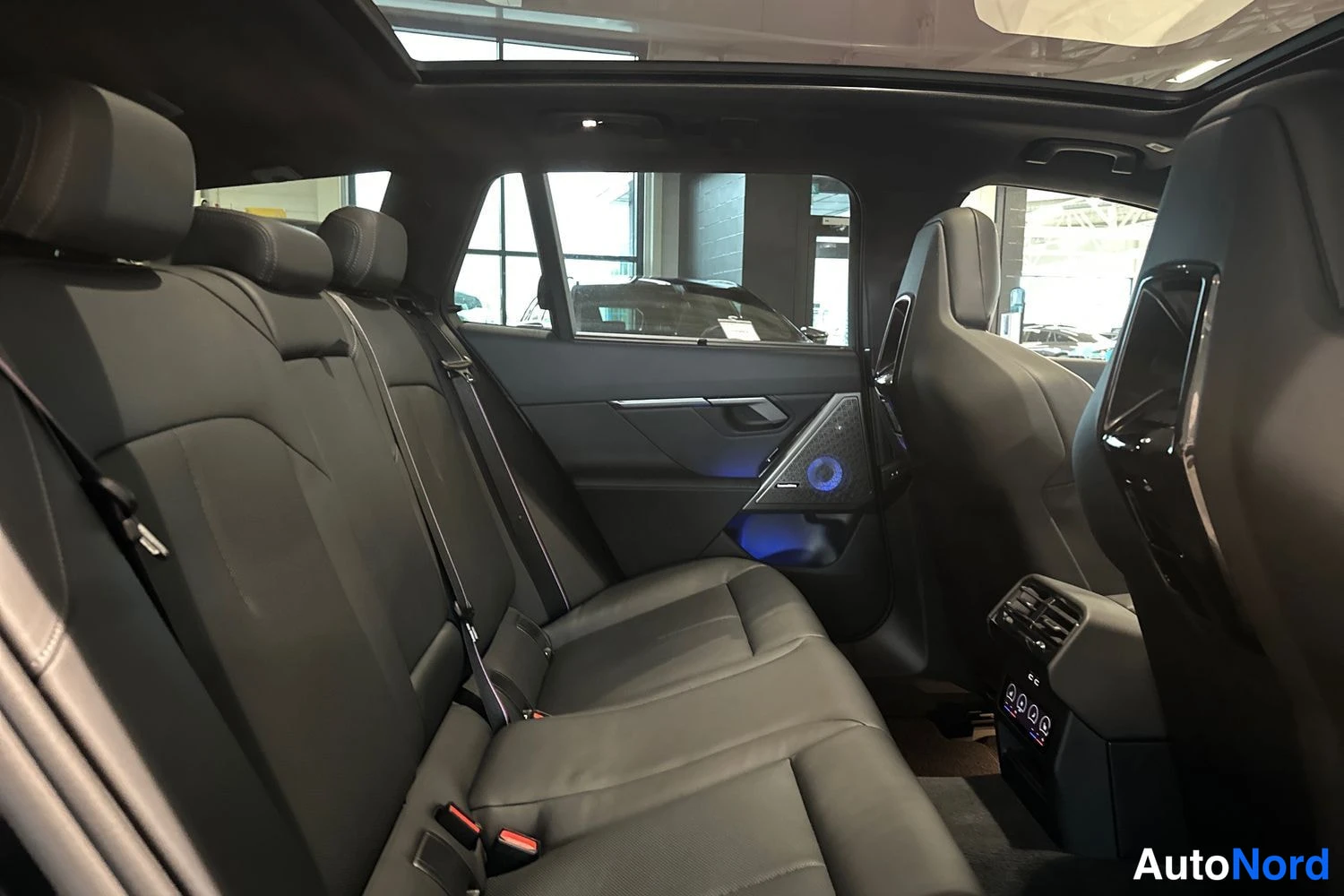 Musta BMW M5 2025, takaistuimet, kuva 11