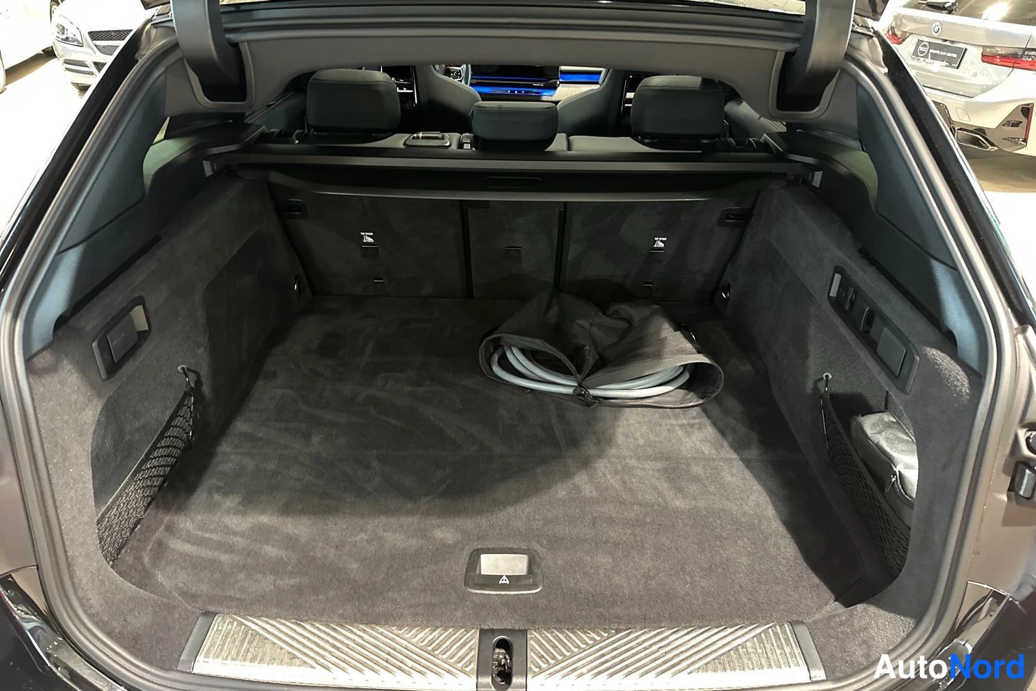 Musta BMW M5 2025, tavaratila, kuva 12