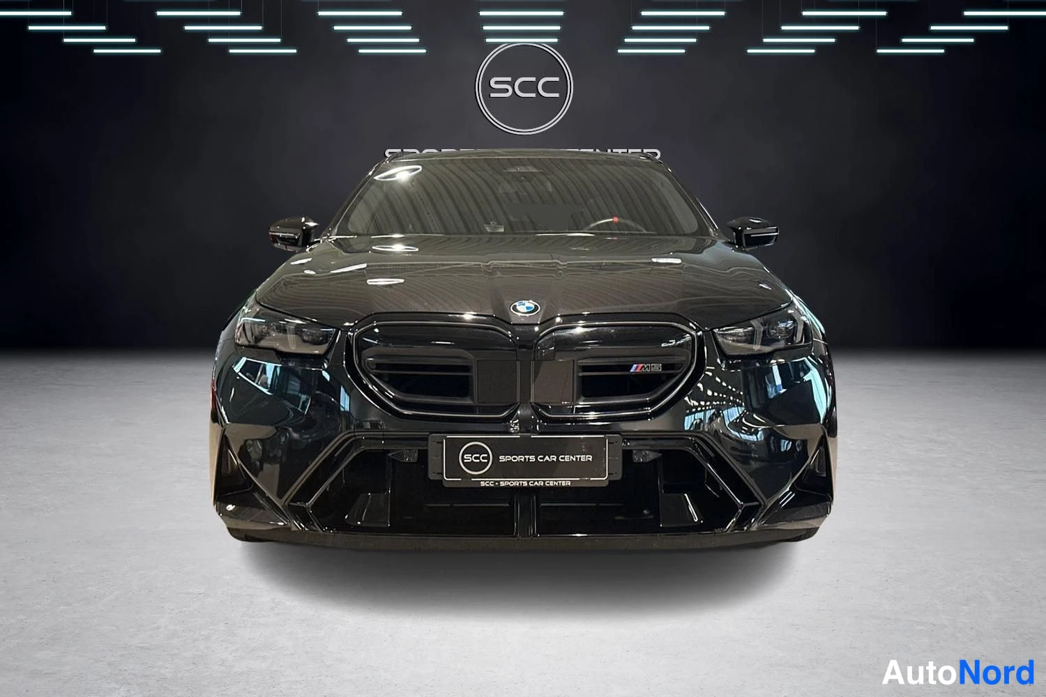 Musta BMW M5 2025, edestä, kuva 2