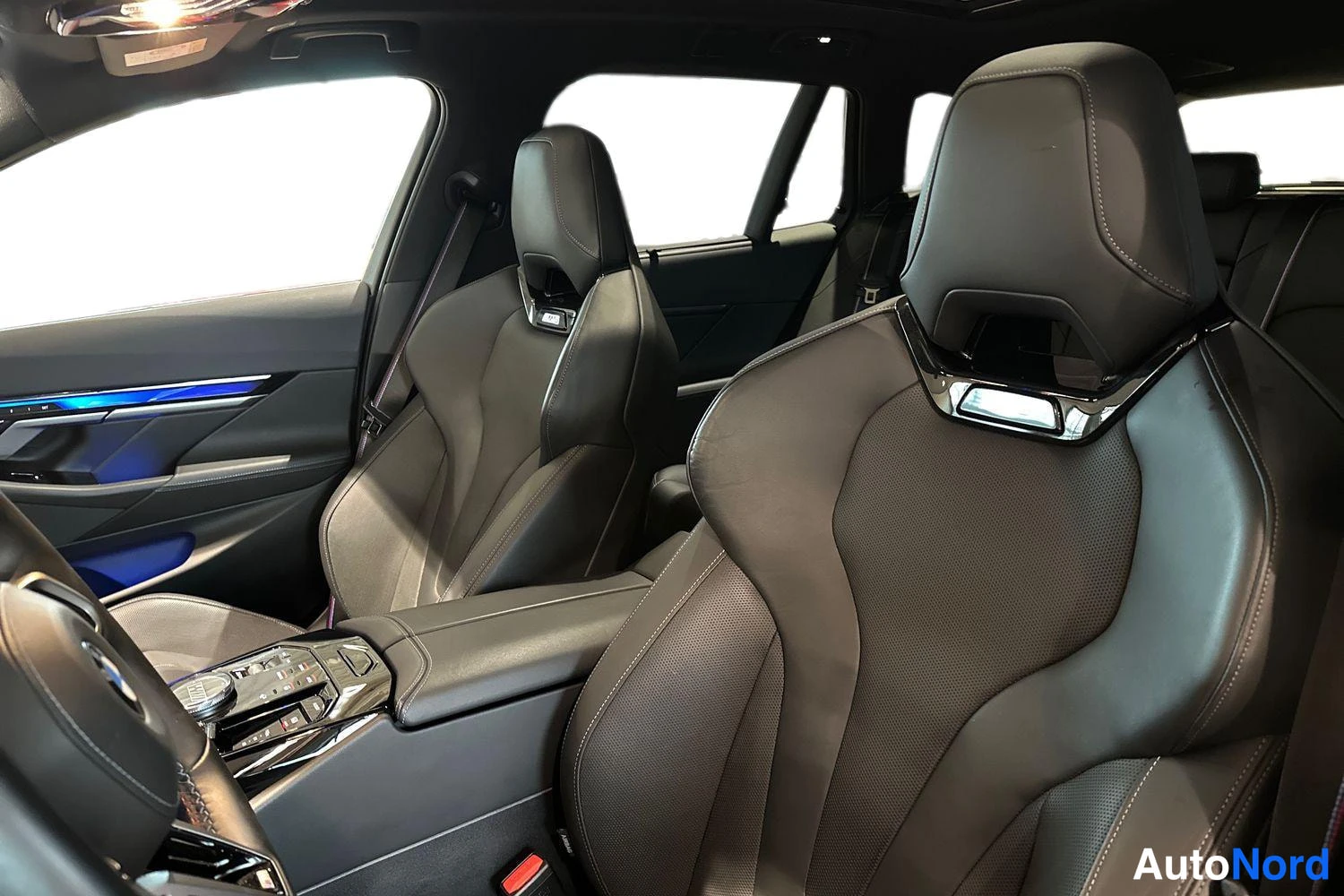 Musta BMW M5 2025, etuistuimet, kuva 10