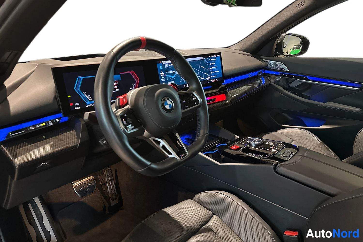 Musta BMW M5 2025, ohjaamo, kuva 6