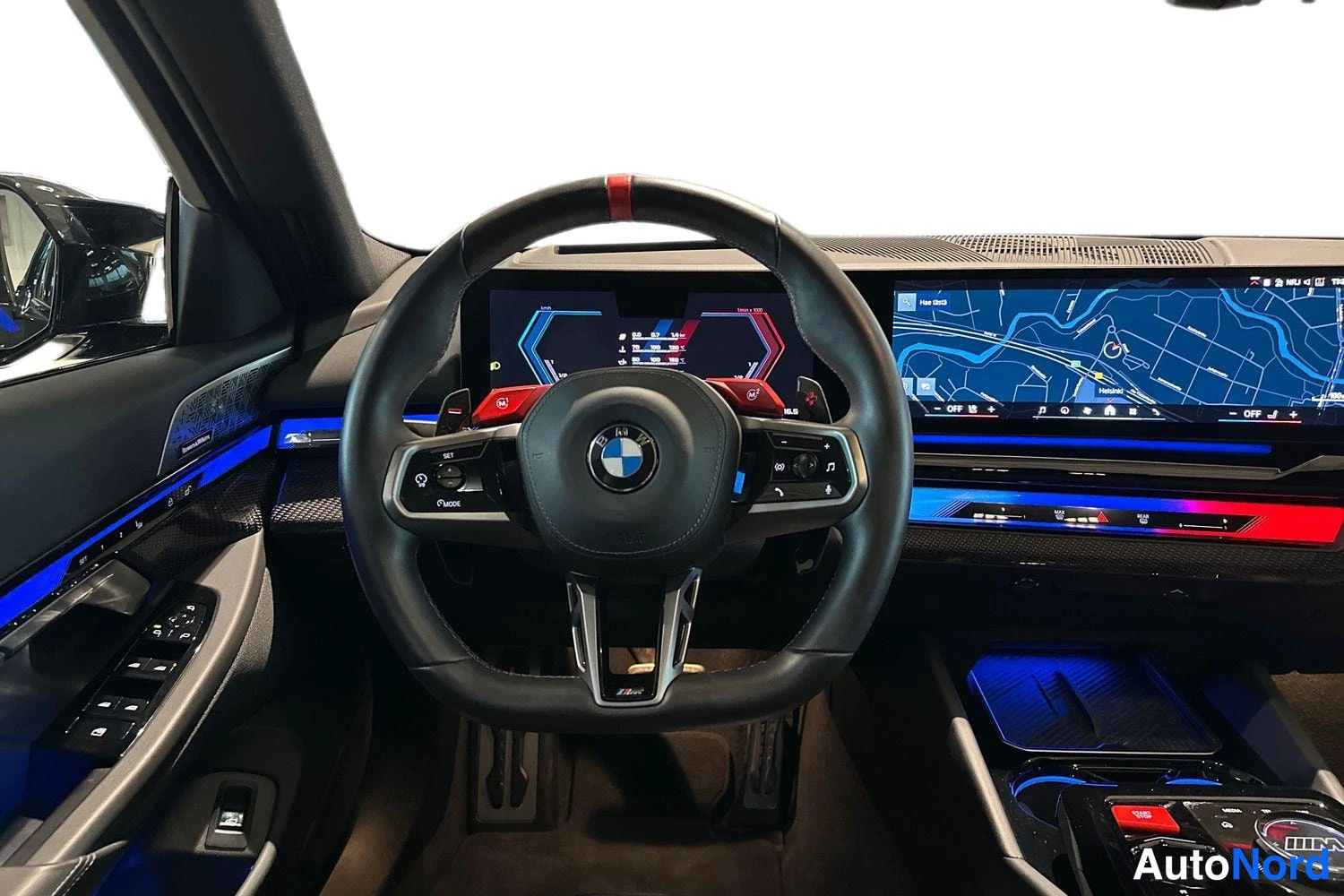 Musta BMW M5 2025, ohjaamo, kuva 7