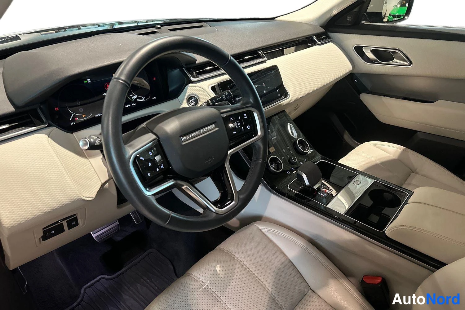 Musta Land Rover Range Rover 2023, ohjaamo, kuva 6