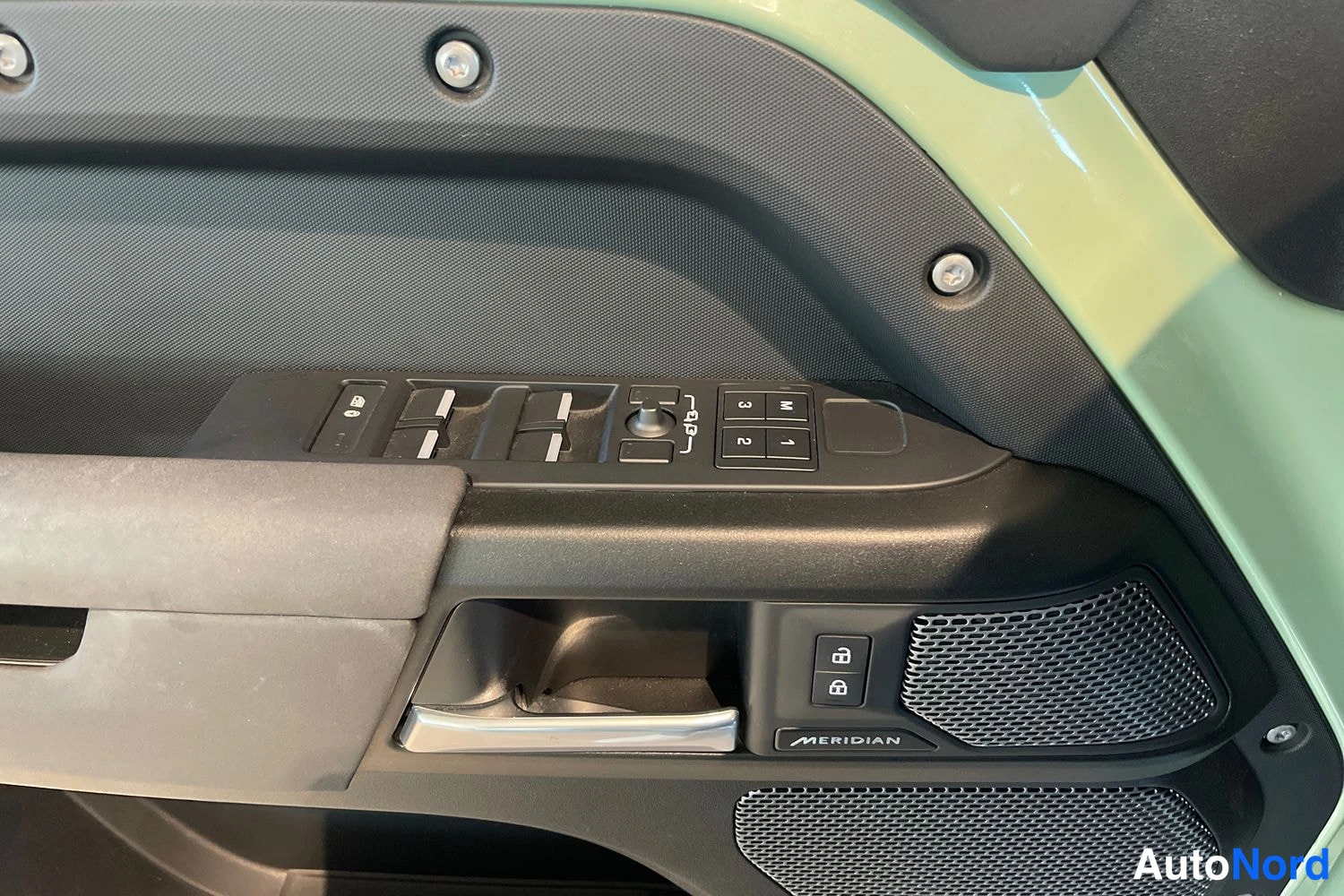 Vihreä Land Rover Defender 2023, yksityiskohta, kuva 17
