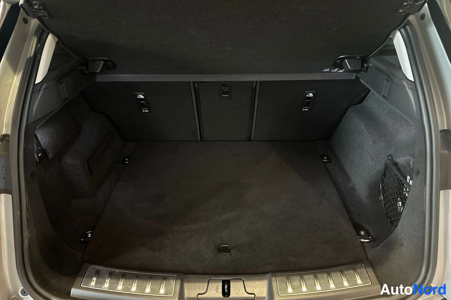 Hopea Land Rover Range Rover 2025, tavaratila, kuva 12