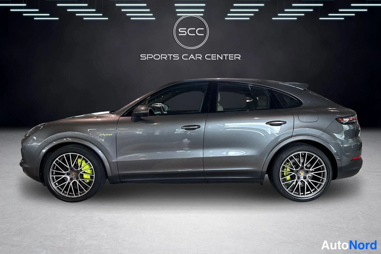 Beige Porsche Cayenne 2021, sivulta, kuva 3
