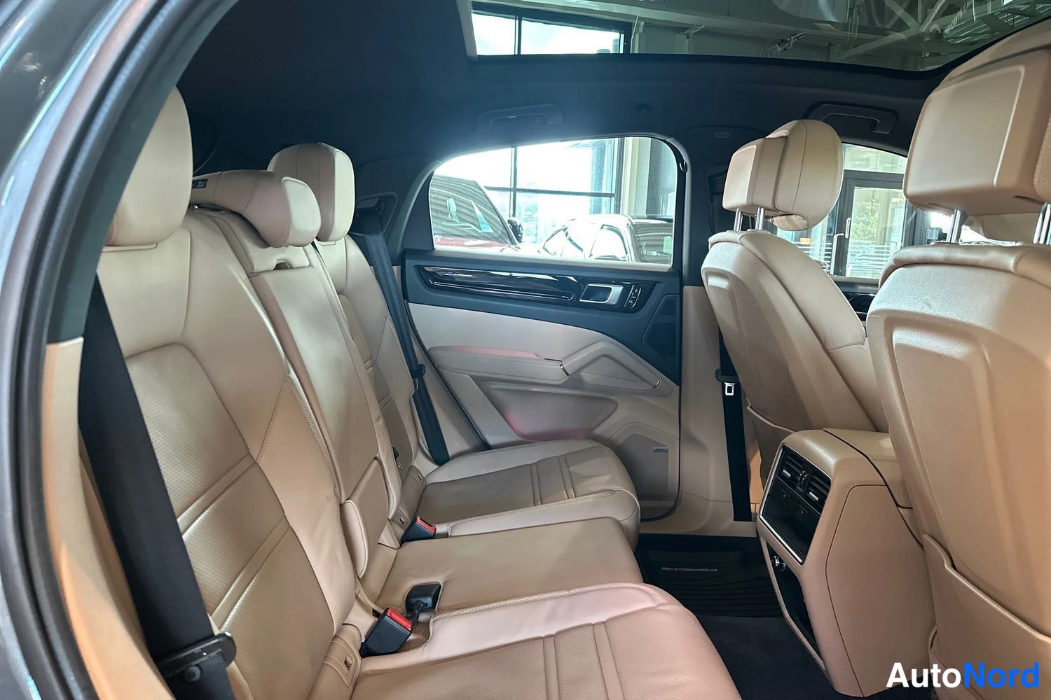 Beige Porsche Cayenne 2021, takaistuimet, kuva 11