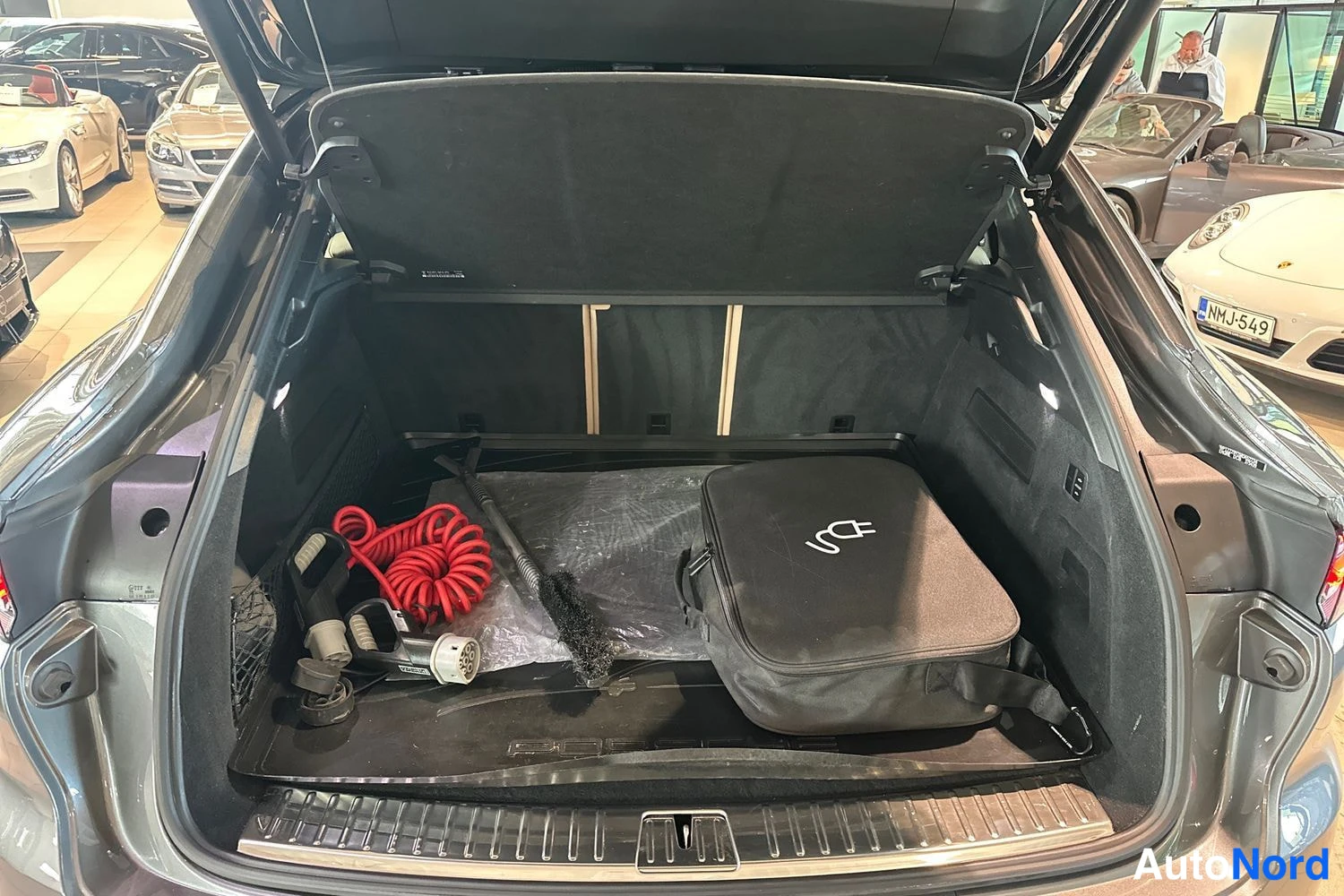 Beige Porsche Cayenne 2021, tavaratila, kuva 12