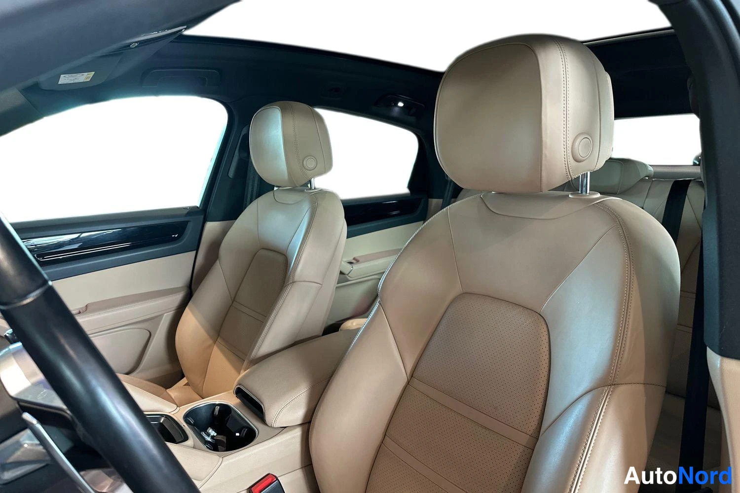 Beige Porsche Cayenne 2021, etuistuimet, kuva 10
