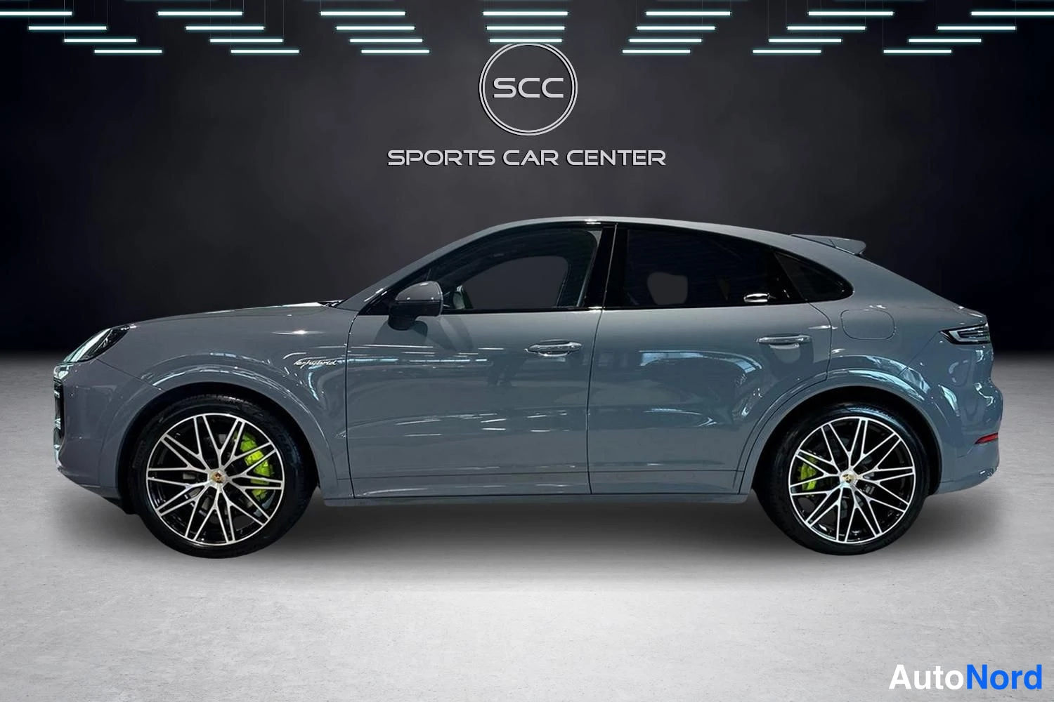 Harmaa Porsche Cayenne 2024, etuviisto, keula vasemmalle, kuva 2