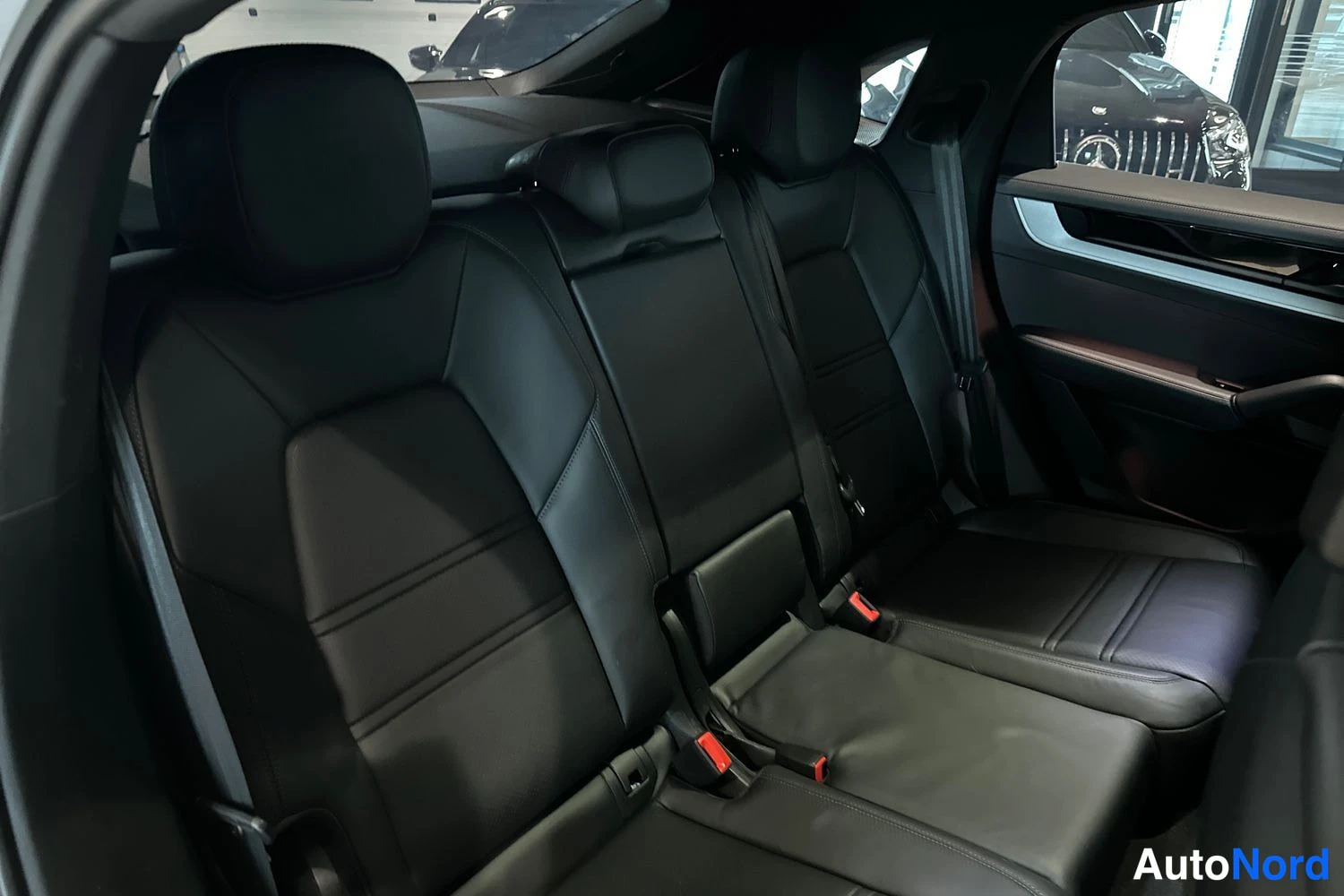 Harmaa Porsche Cayenne 2024, takaistuimet, kuva 11