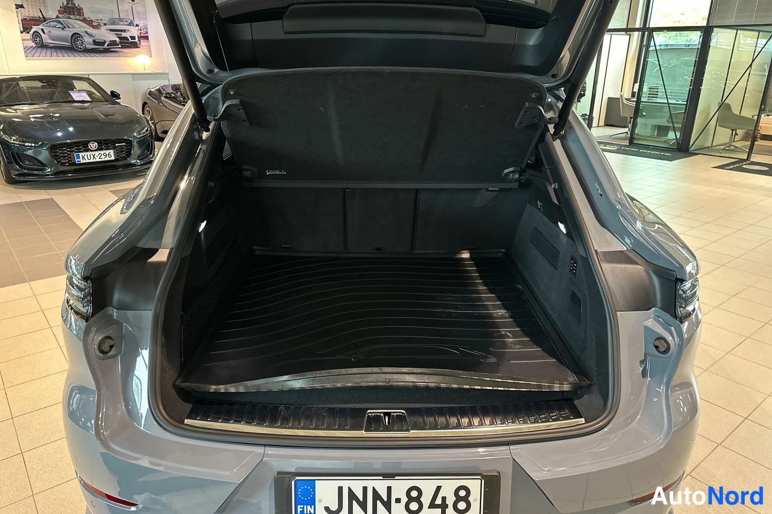 Harmaa Porsche Cayenne 2024, tavaratila, kuva 12