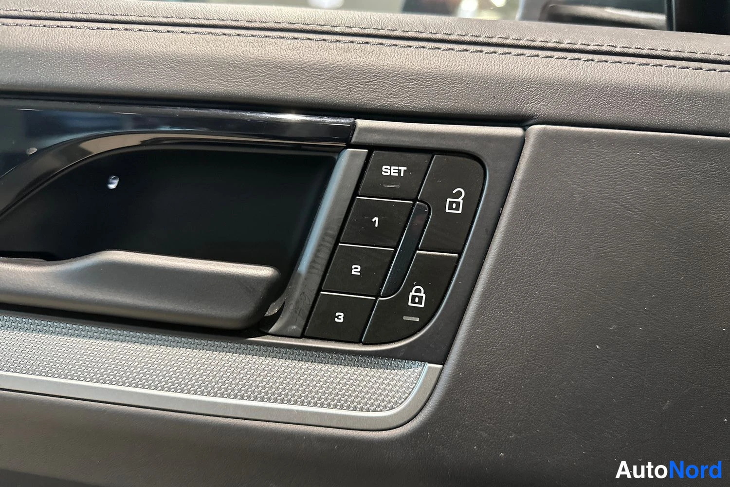 Harmaa Porsche Cayenne 2024, yksityiskohta, kuva 19
