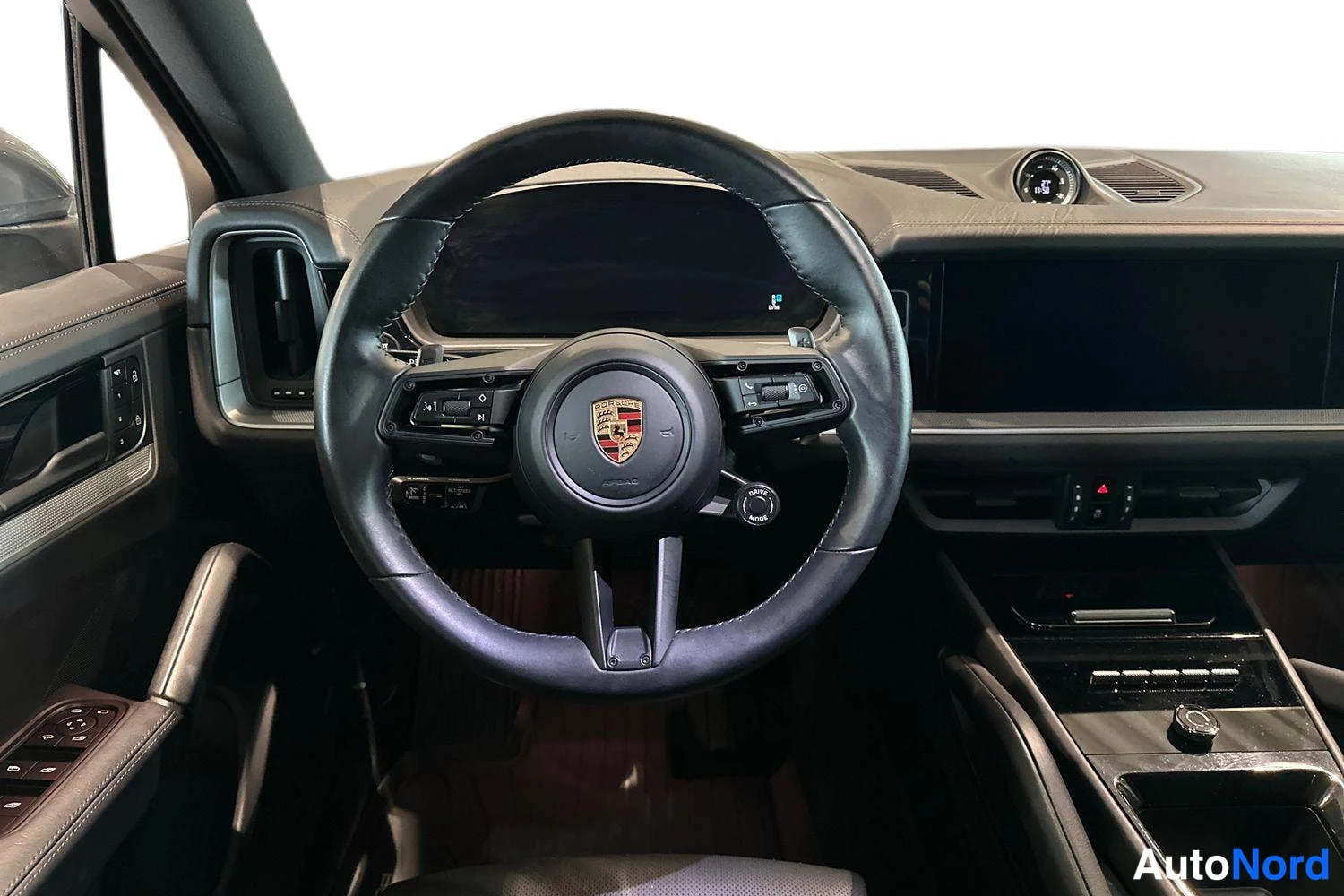 Harmaa Porsche Cayenne 2024, ohjaamo, kuva 7