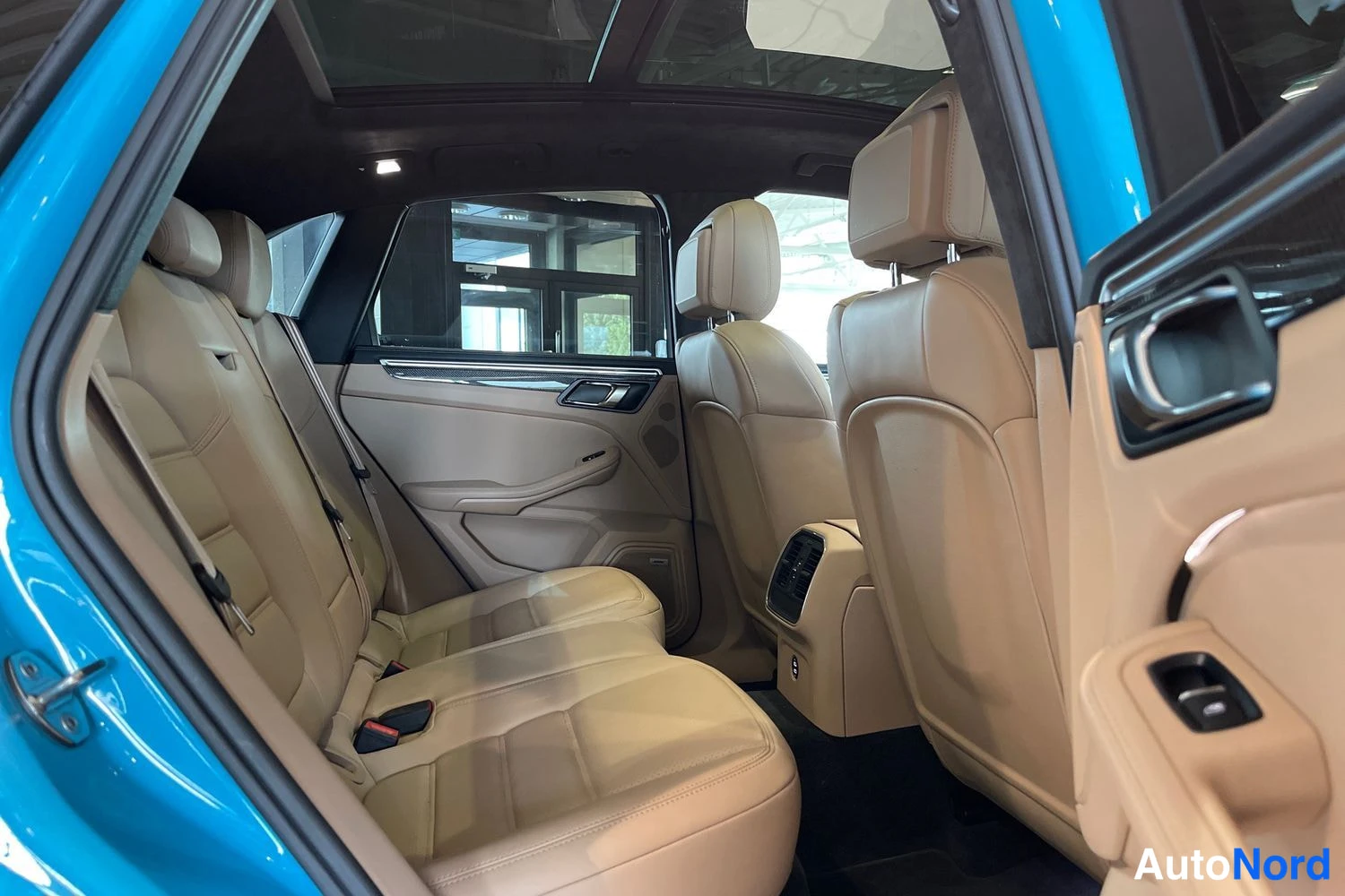 Sininen Porsche Macan 2020, takaistuimet, kuva 11