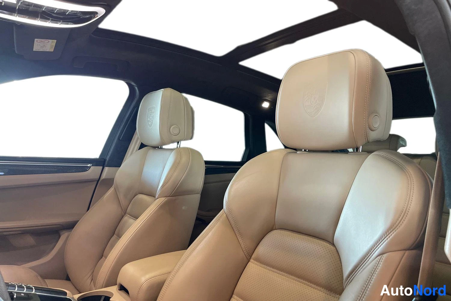 Sininen Porsche Macan 2020, etuistuimet, kuva 9
