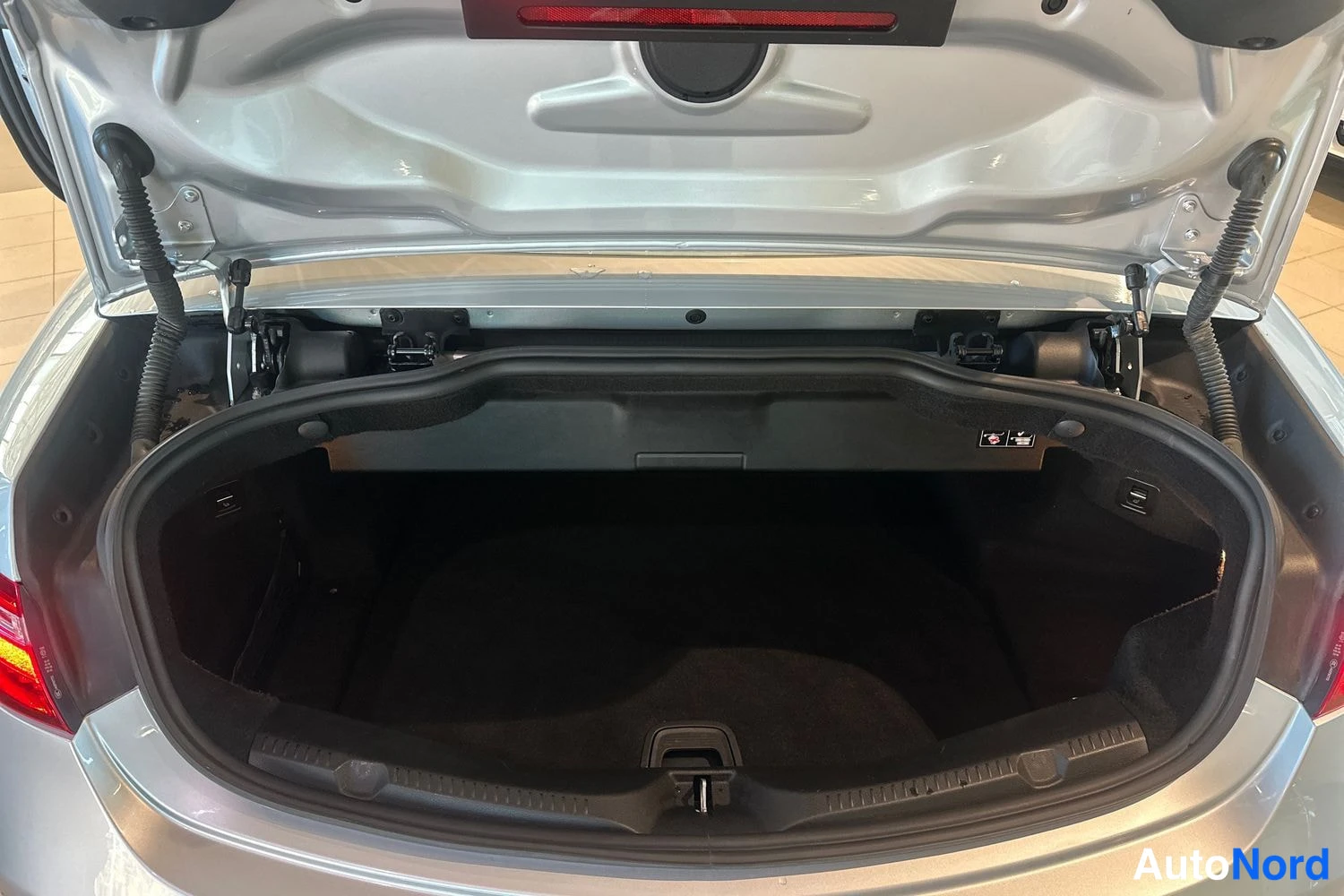 Hopea Mercedes-Benz E 2018, tavaratila, kuva 15