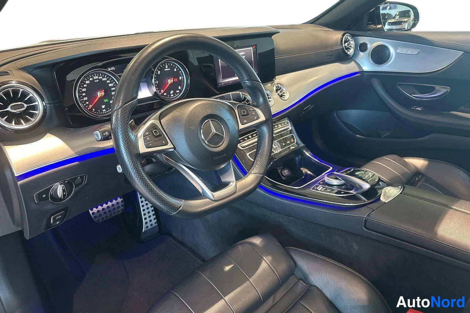 Hopea Mercedes-Benz E 2018, ohjaamo, kuva 9