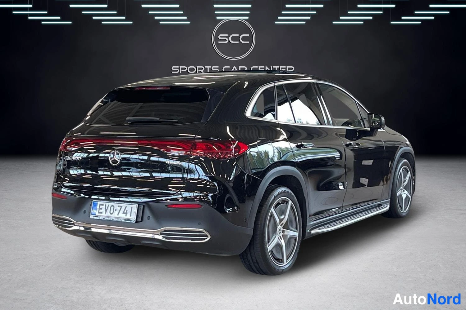 Musta Mercedes-Benz EQE SUV 2023, takaviisto, kuva 4