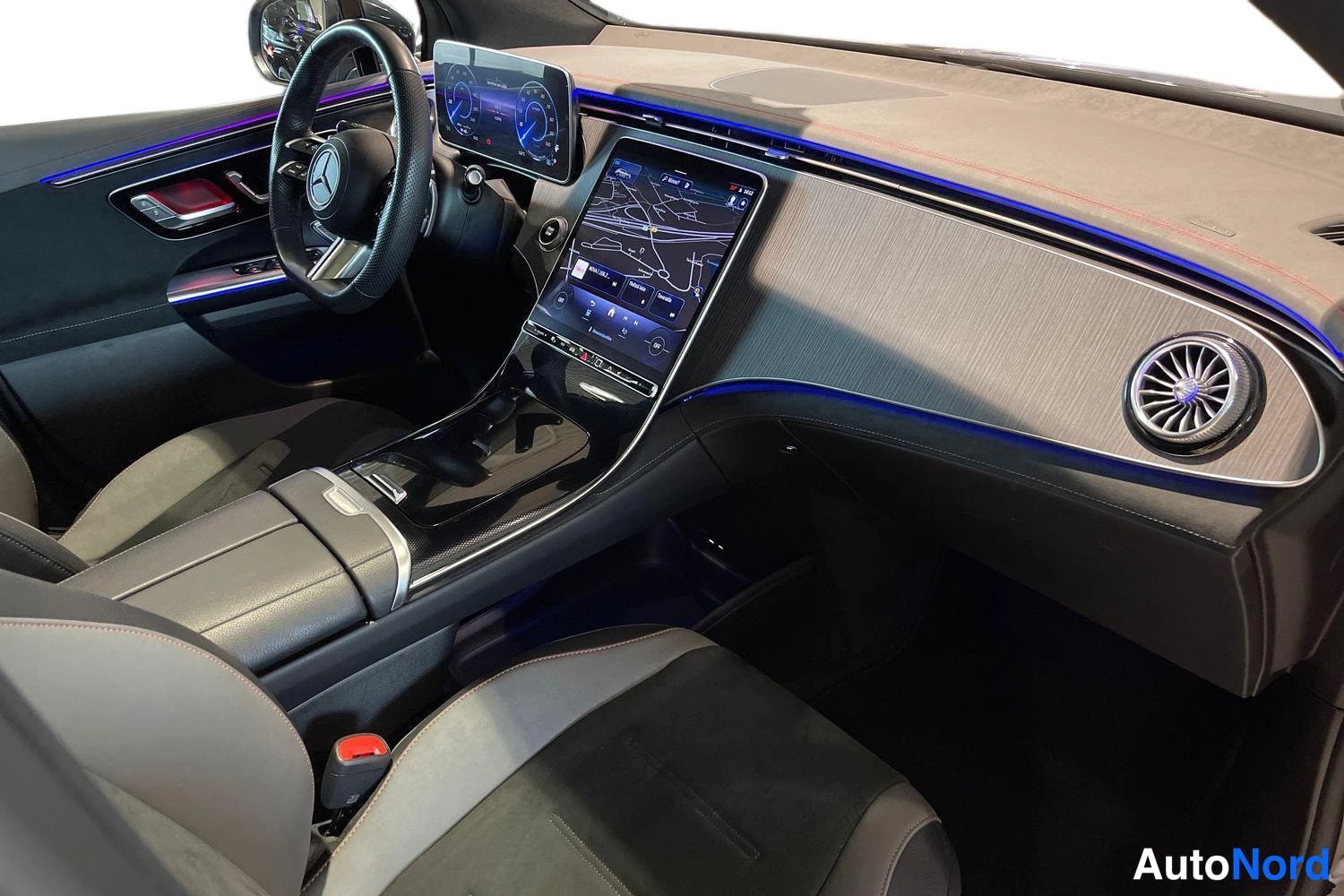 Musta Mercedes-Benz EQE SUV 2023, ohjaamo, kuva 9