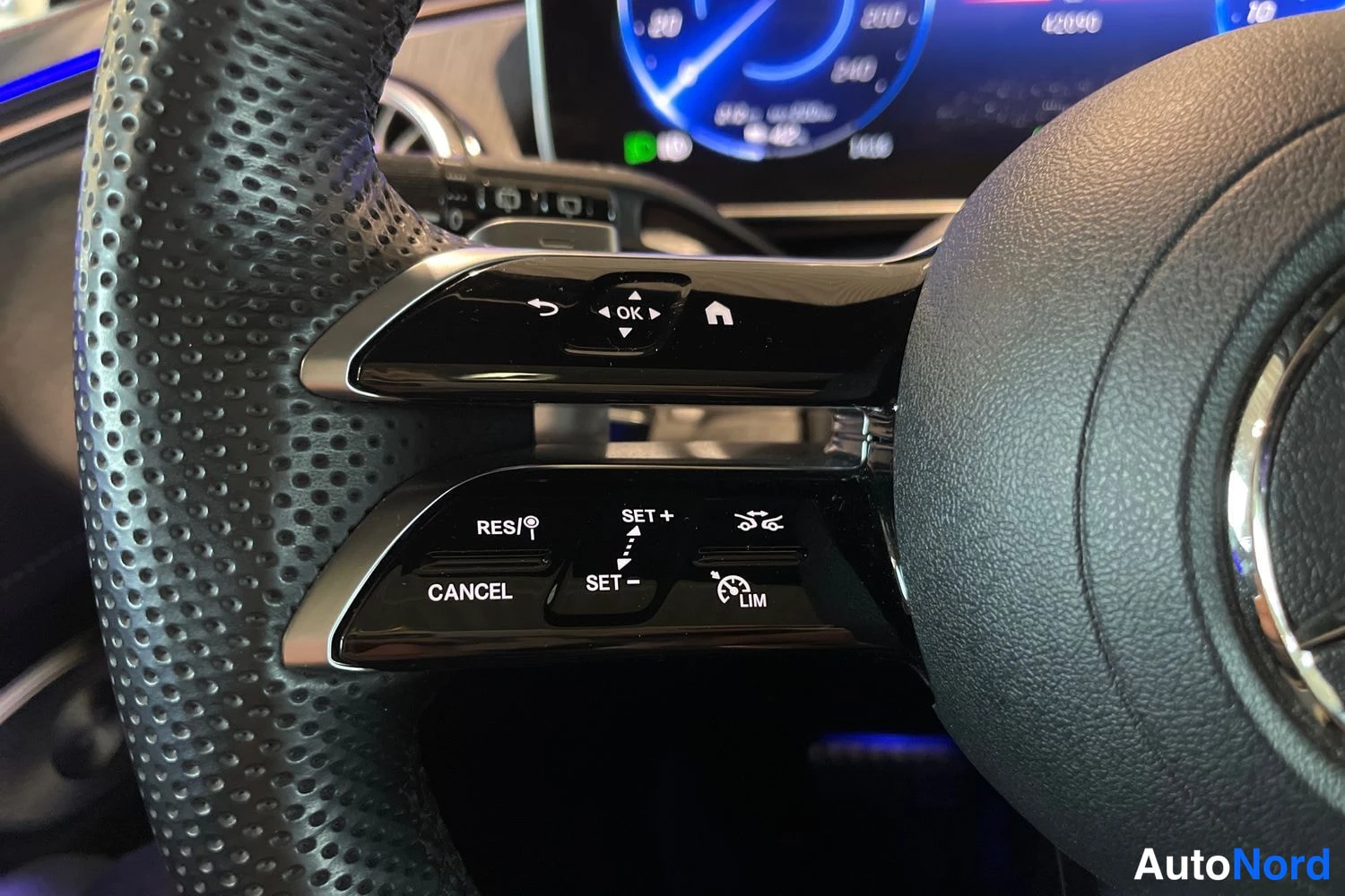 Musta Mercedes-Benz EQE SUV 2023, yksityiskohta, kuva 16