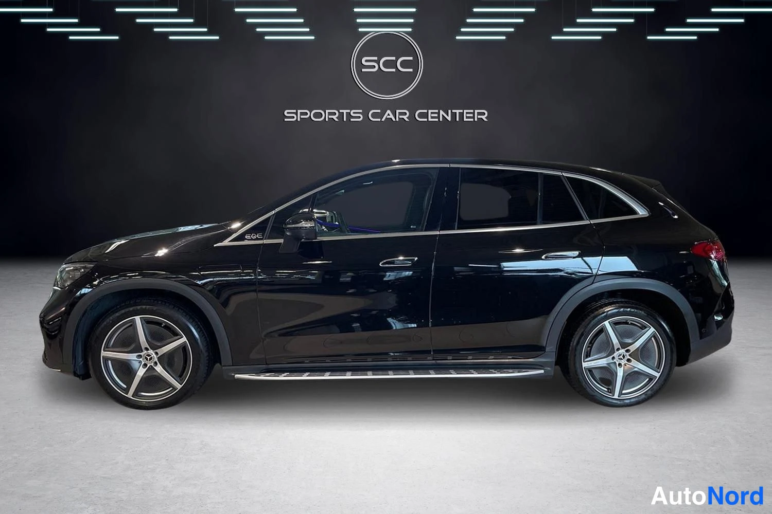 Musta Mercedes-Benz EQE SUV 2023, sivulta, kuva 3