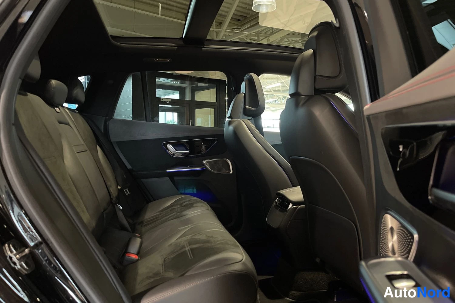 Musta Mercedes-Benz EQE SUV 2023, takaistuimet, kuva 11