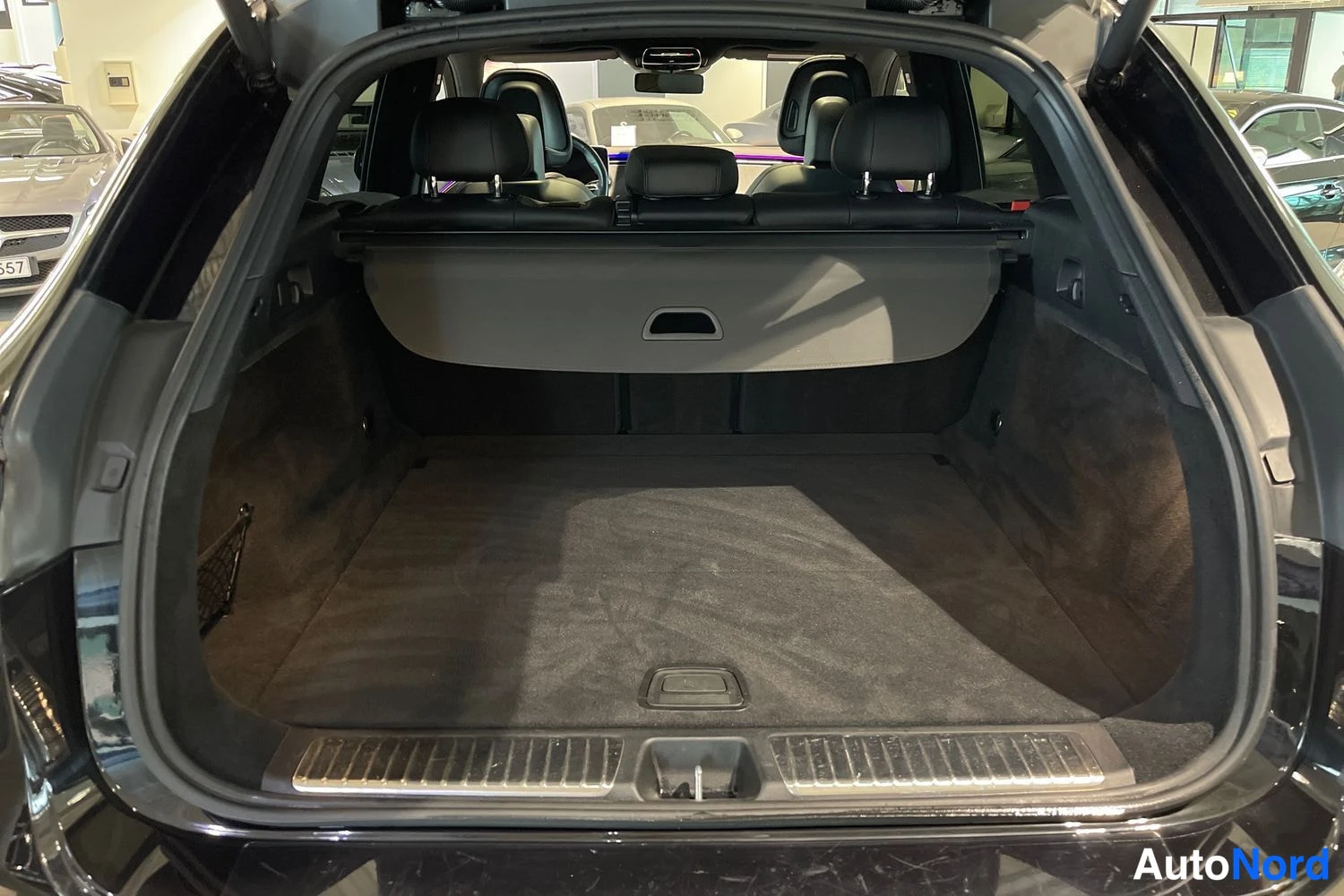 Musta Mercedes-Benz EQE SUV 2023, tavaratila, kuva 12