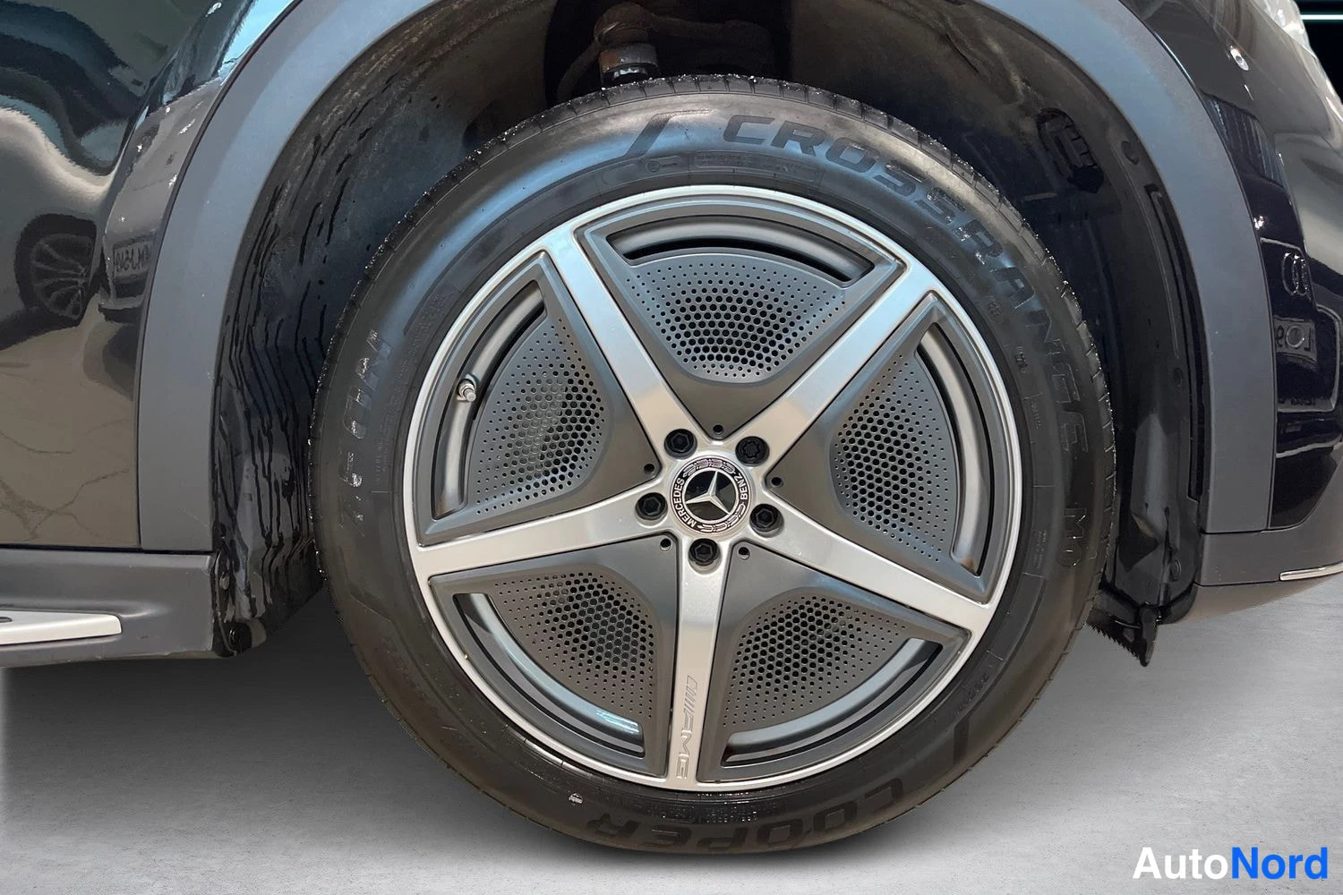 Musta Mercedes-Benz EQE SUV 2023, yksityiskohta, kuva 13