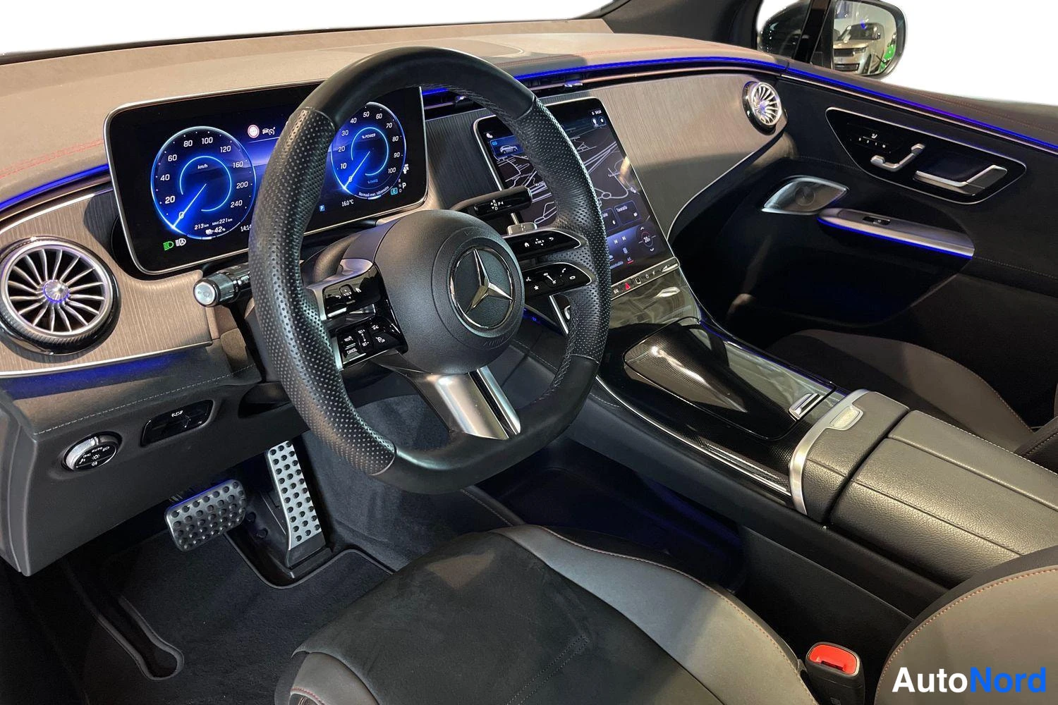 Musta Mercedes-Benz EQE SUV 2023, ohjaamo, kuva 6