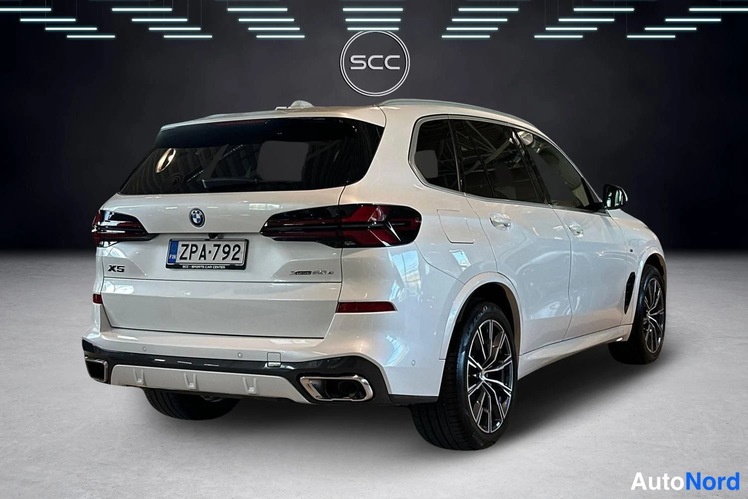 Valkoinen BMW X5 2025, takaviisto, kuva 4