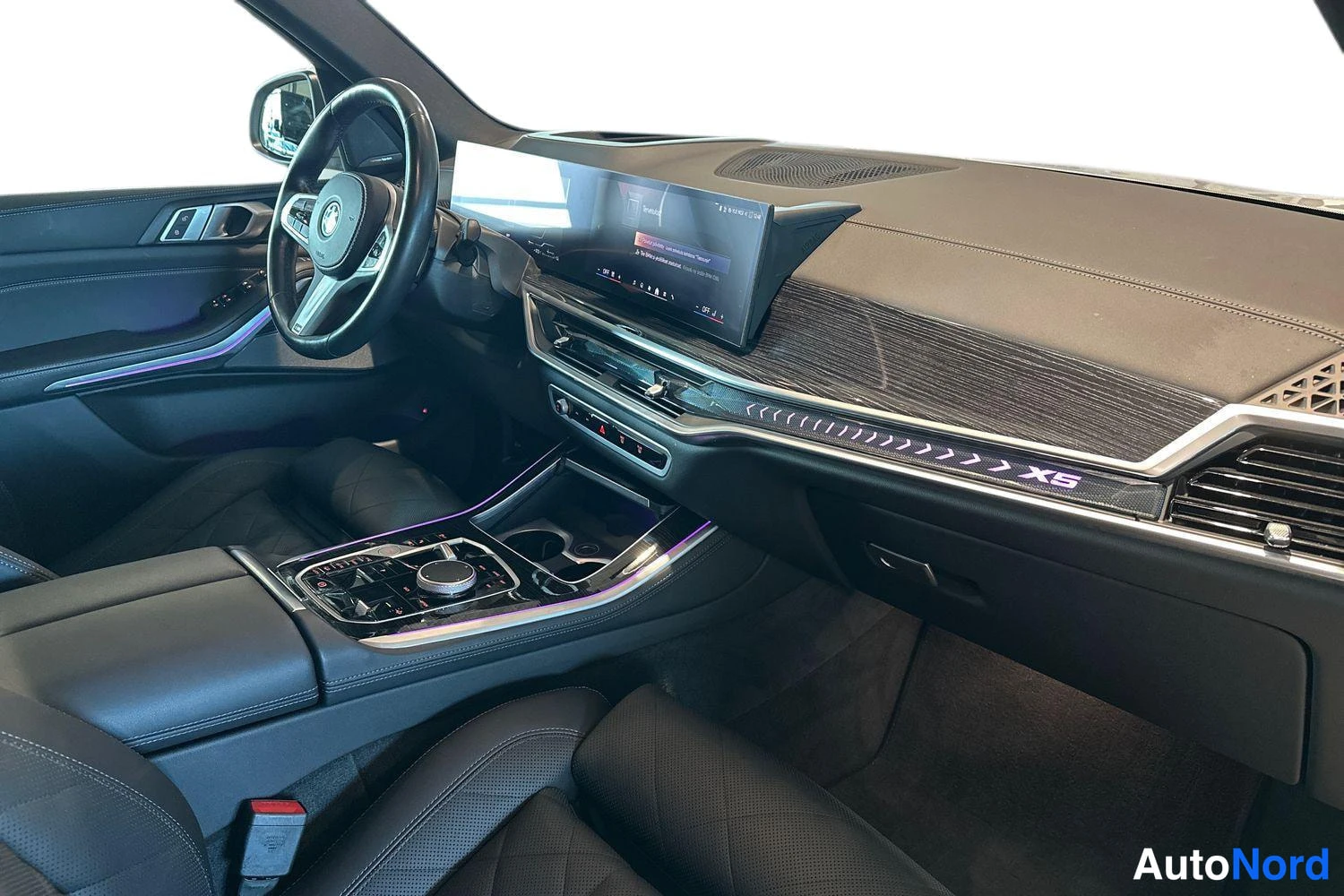 Valkoinen BMW X5 2025, ohjaamo, kuva 9
