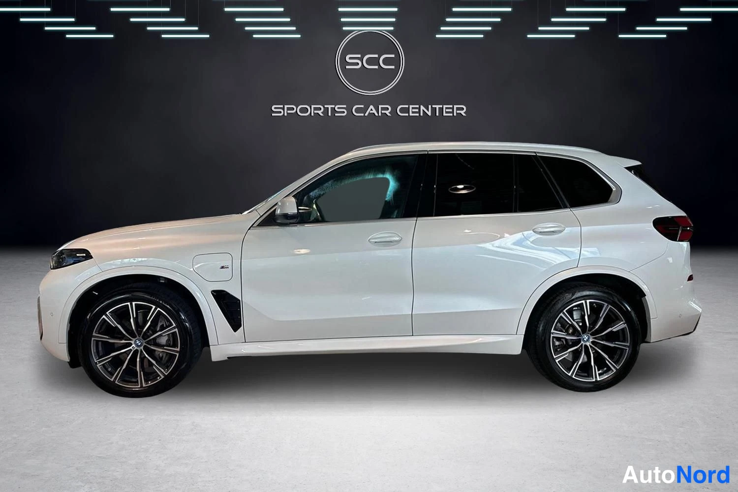 Valkoinen BMW X5 2025, etuviisto, keula vasemmalle, kuva 2